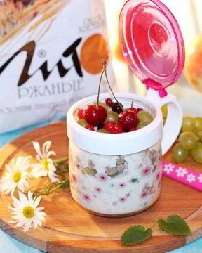 Овсянка в банке с отрубями и фруктами