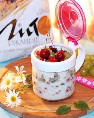 Овсянка в банке с отрубями и фруктами