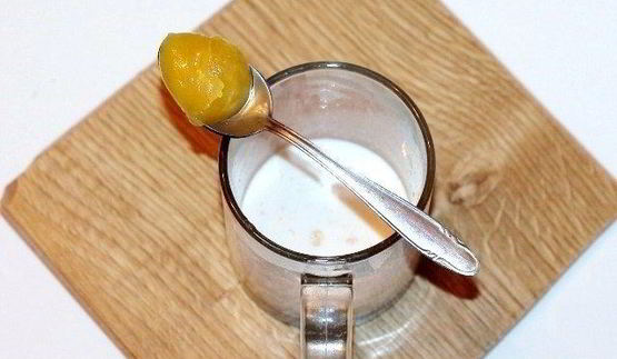 овсянка в банке с отрубями и фруктами