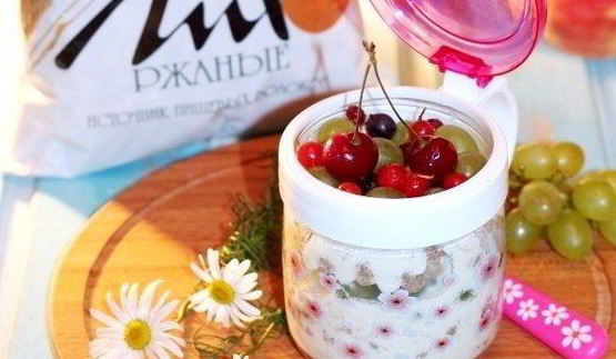 овсянка в банке с отрубями и фруктами