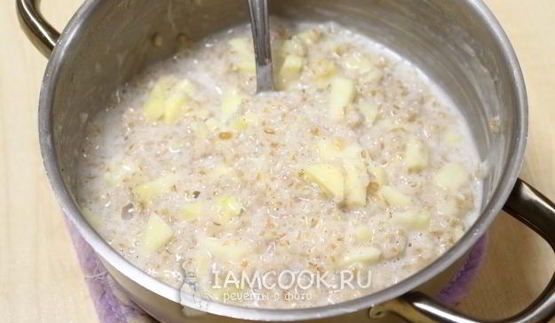 пшеничная каша с яблоками