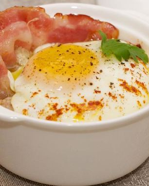 Сытная злаковая каша с яйцом и беконом