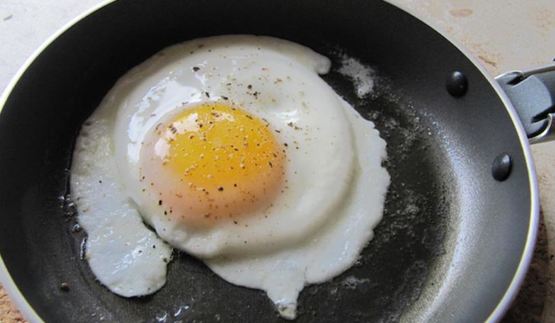 сытная злаковая каша с яйцом и беконом