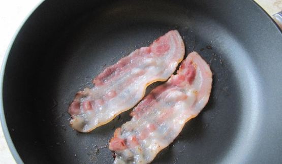 сытная злаковая каша с яйцом и беконом