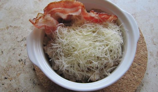 сытная злаковая каша с яйцом и беконом