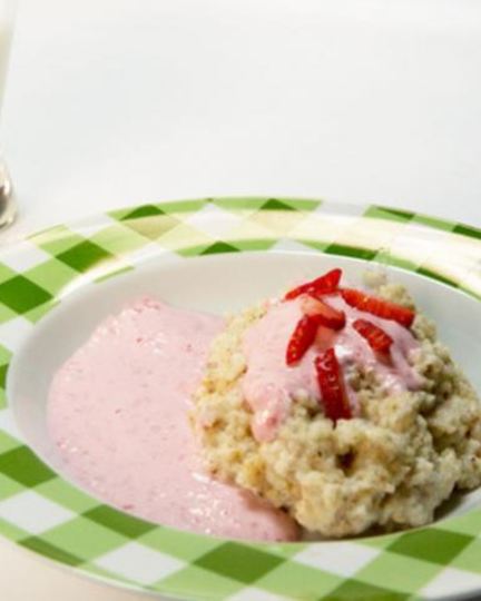 Рецепт ячменной каши с сыром фета и клубничным кремом
