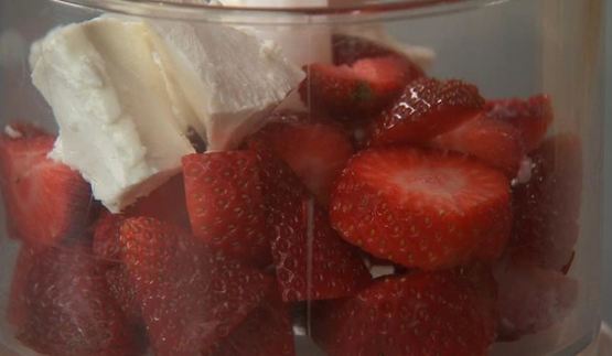 ячменная каша с сыром фета и клубничным кремом