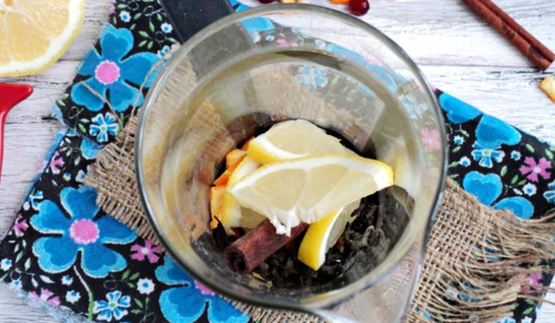 чай с апельсиновой коркой, клюквой и корицей