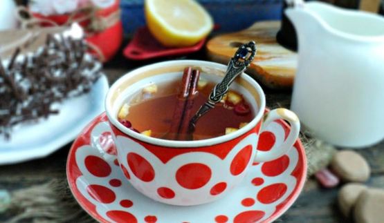 чай с апельсиновой коркой, клюквой и корицей