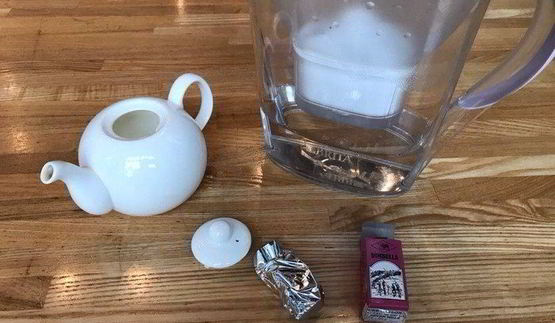 холодный чай с малиной и лимоном