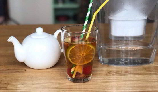 холодный чай с малиной и лимоном