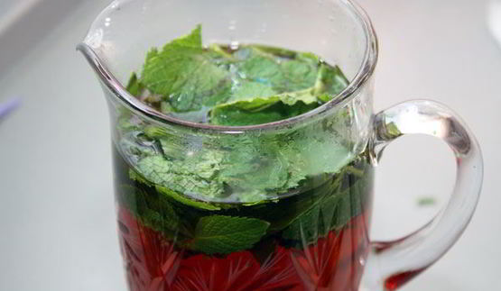 холодный чай с мятой и яблоком