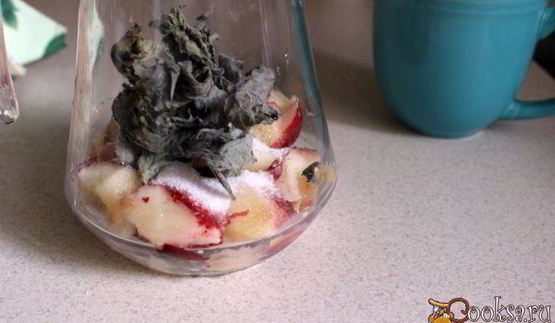 холодный чай с персиками, нектаринами и мятой