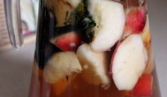 холодный чай с персиками, нектаринами и мятой