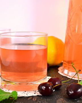 Холодный зеленый чай с черешней, красной смородиной, корицей и мятой