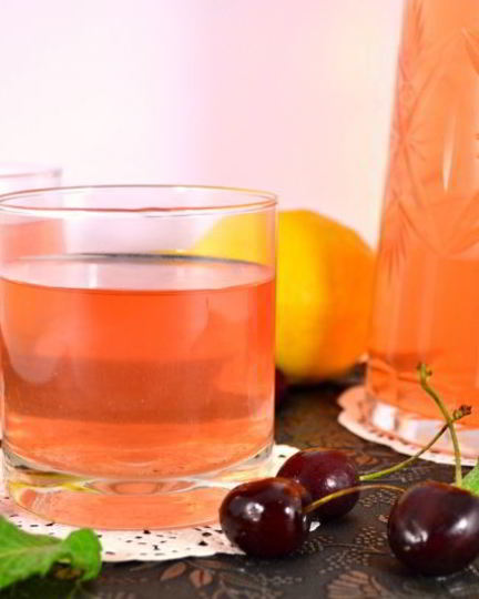 Рецепт холодного зеленого чая с черешней, красной смородиной, корицей и мятой