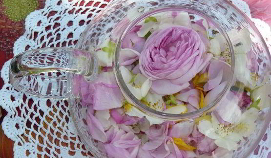 летний цветочный чай для подруг