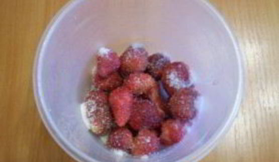 клубничный коктейль в блендере