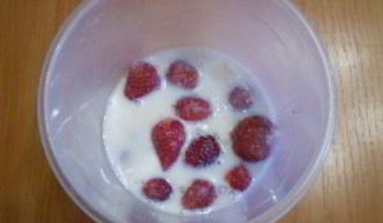 клубничный коктейль в блендере