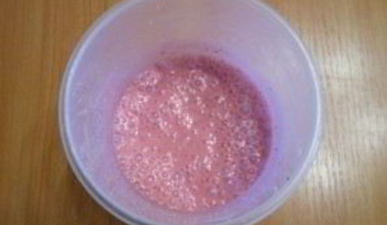 клубничный коктейль в блендере