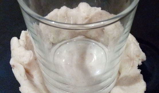 фиалковый кофе в сладкой кружке