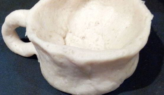 фиалковый кофе в сладкой кружке