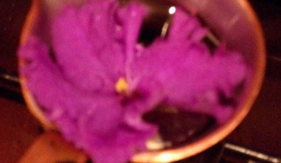 фиалковый кофе в сладкой кружке