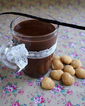 Горячий шоколад со вкусом ванили и кофе