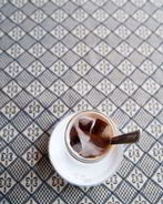 Холодный турецкий кофе с молоком и кардамоном