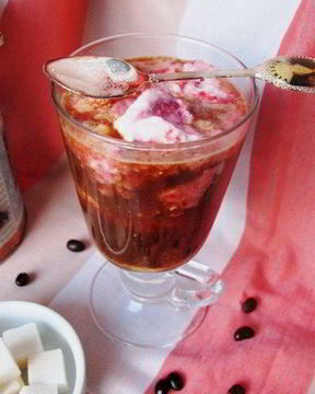 Кофе глясе с клубничным сорбе