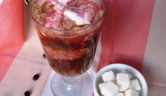 кофе глясе с клубничным сорбе