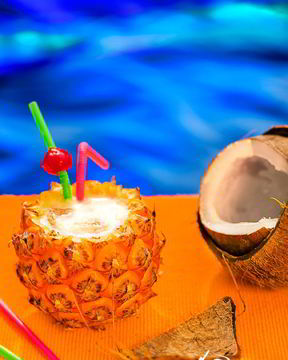 Коктейль Пина-колада в ананасе