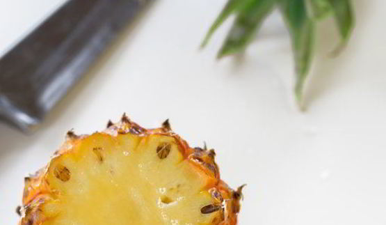 коктейль пина-колада в ананасе