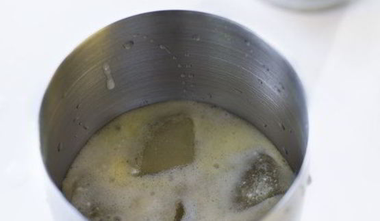 коктейль пина-колада в ананасе