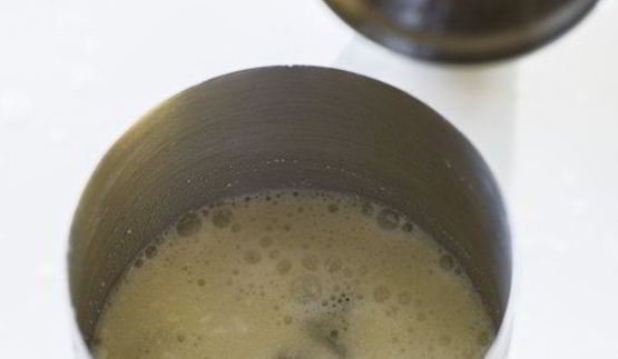 коктейль пина-колада в ананасе