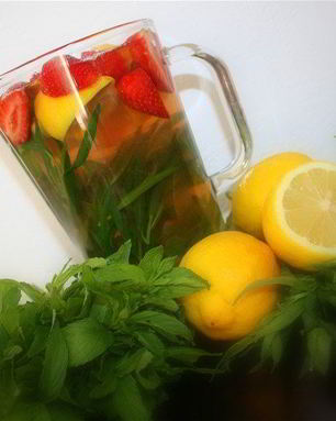 Лимонад с мятой, тархуном и клубникой