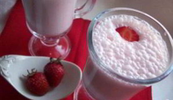 молочный коктейль с клубникой