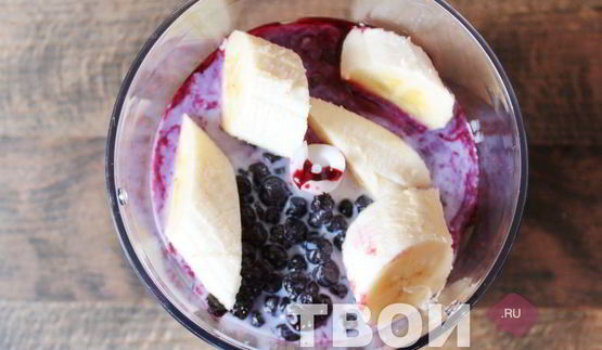 молочный коктейль в блендере