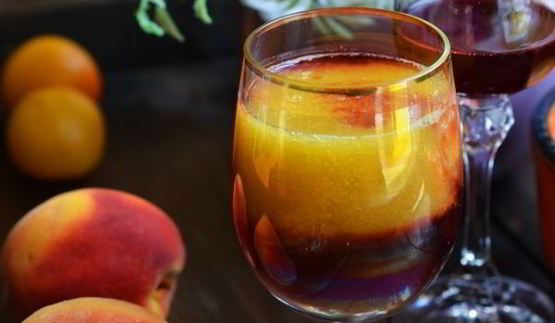 персиковый коктейль с красным вином