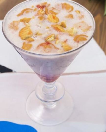 Рецепт бананового смузи с клубничным вареньем и печеньем