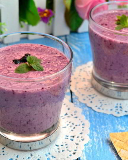 Рецепт чернично-клубничного смузи с овсянкой и мороженым