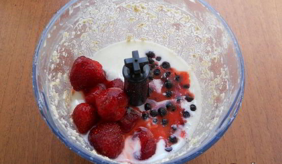 чернично-клубничный смузи с овсянкой и мороженым
