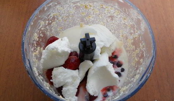 чернично-клубничный смузи с овсянкой и мороженым