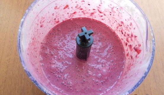 чернично-клубничный смузи с овсянкой и мороженым