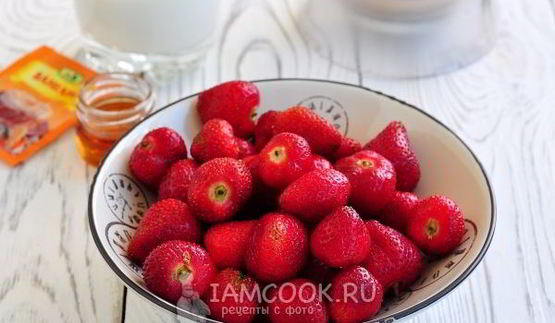 клубничный смузи с молоком