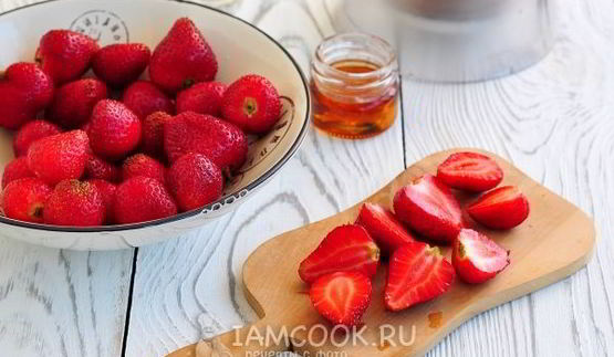 клубничный смузи с молоком