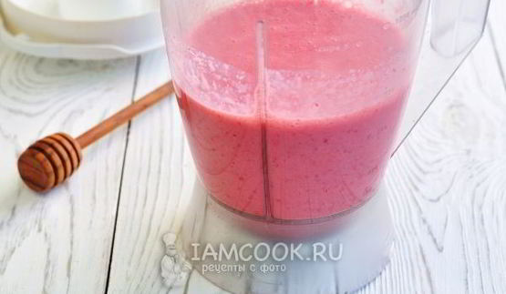 клубничный смузи с молоком
