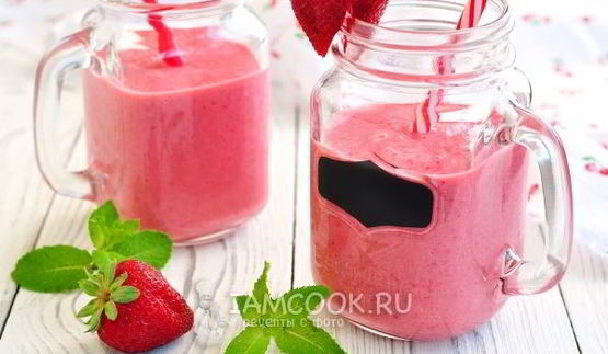 клубничный смузи с молоком