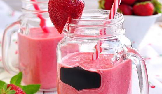 клубничный смузи с молоком