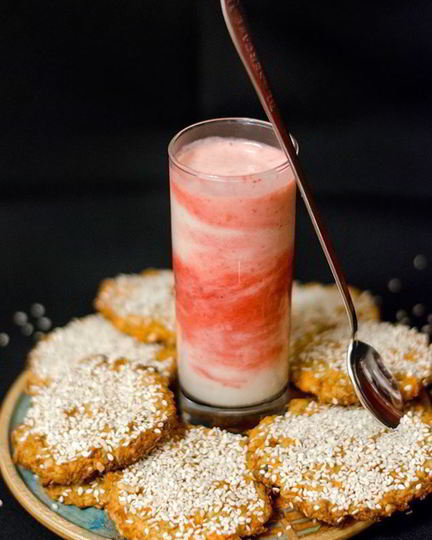 Рецепт морковного печенья с бананово-клубничным смузи